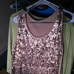 Tank top with triangular sequins.